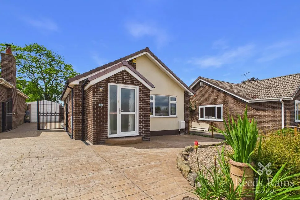 2 bed house for sale — Hawthorne Avenue, South Anston, South Yorkshire, S25