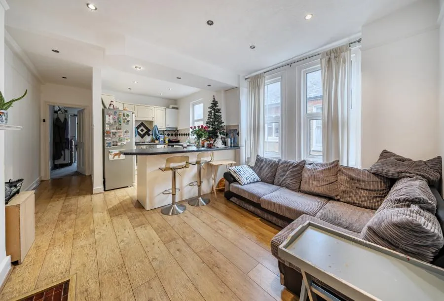 3 bed flat for sale, Weir Road, London, SW12