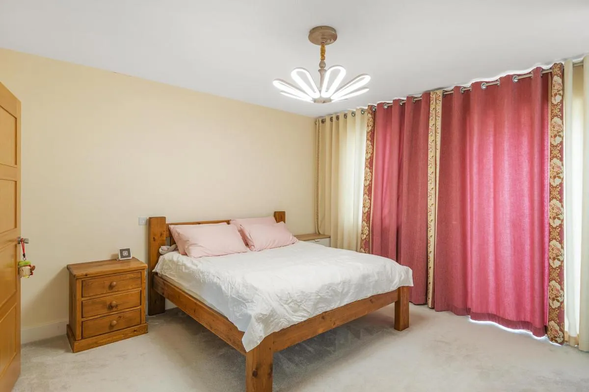 Roper Crescent, Sunbury-on-thames, TW16, photo 15