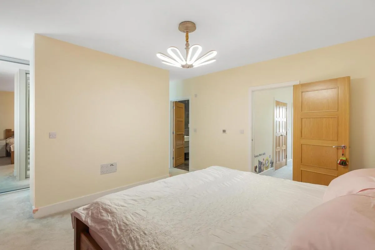 Roper Crescent, Sunbury-on-thames, TW16, photo 13