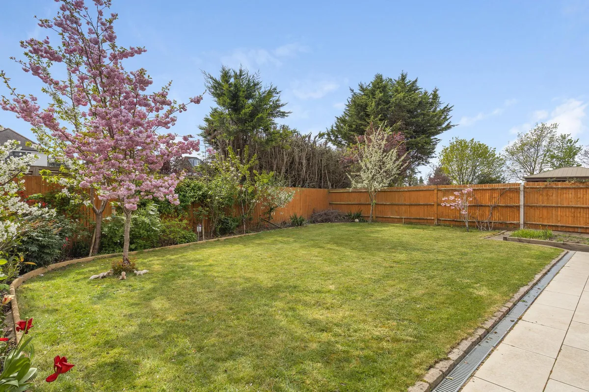 Roper Crescent, Sunbury-on-thames, TW16, photo 8