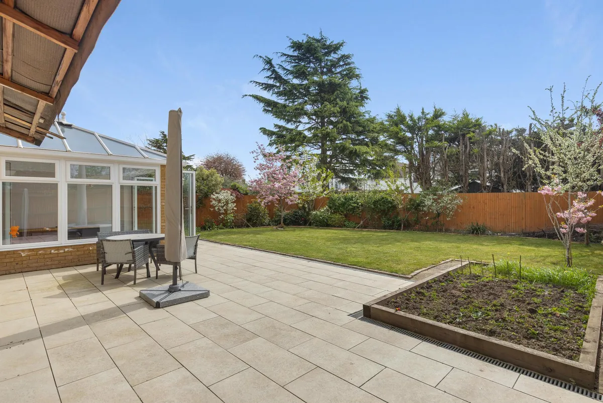 Roper Crescent, Sunbury-on-thames, TW16, photo 2