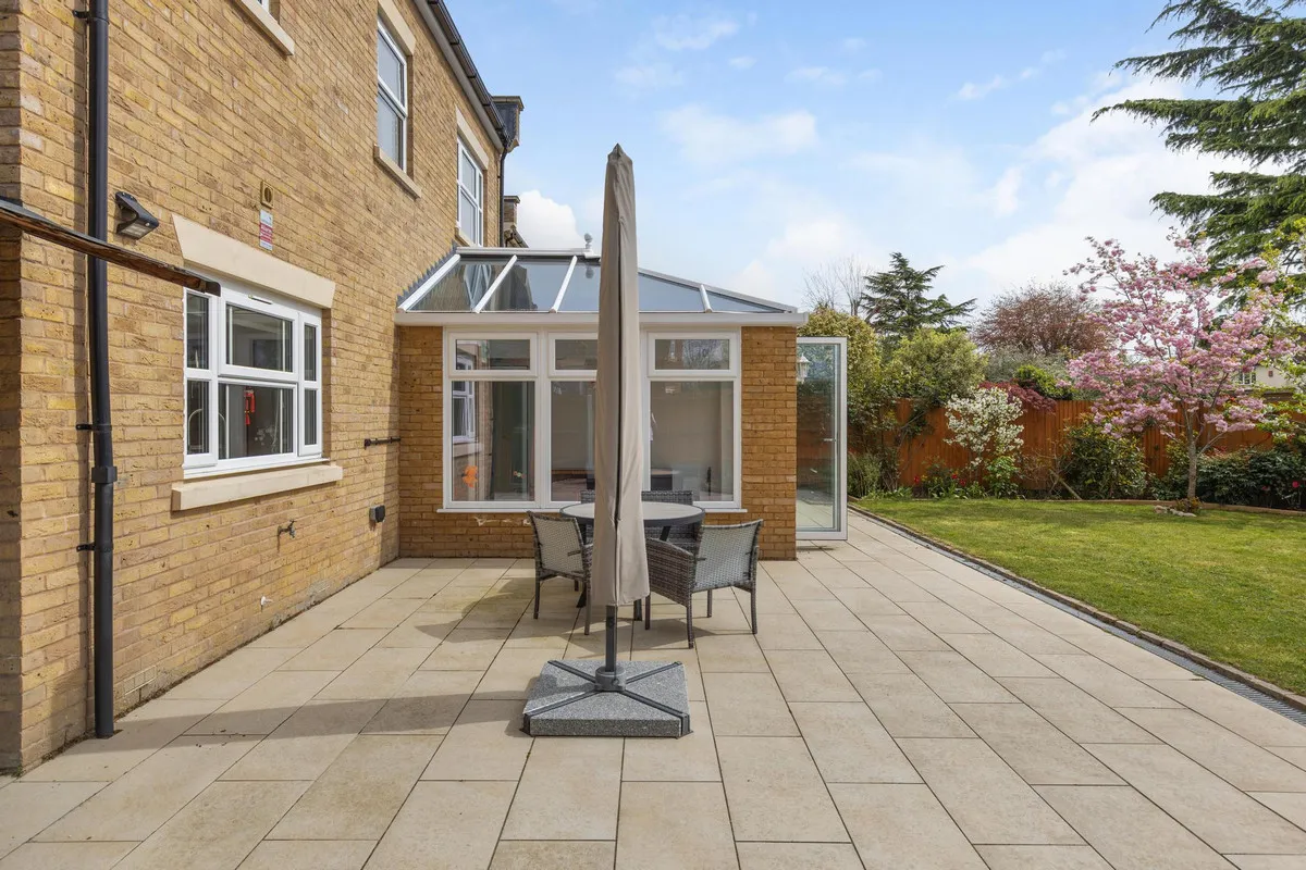 Roper Crescent, Sunbury-on-thames, TW16, photo 9