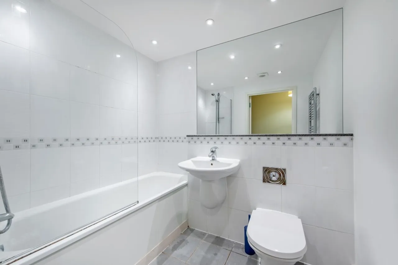 Azura Court, Warton Road, photo 10