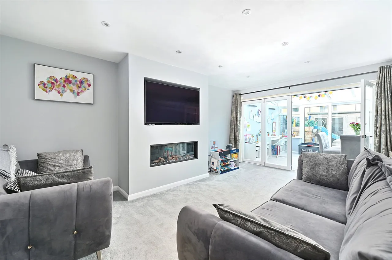 Henley Gardens, Yateley, Hampshire, GU46 6LG, photo 2