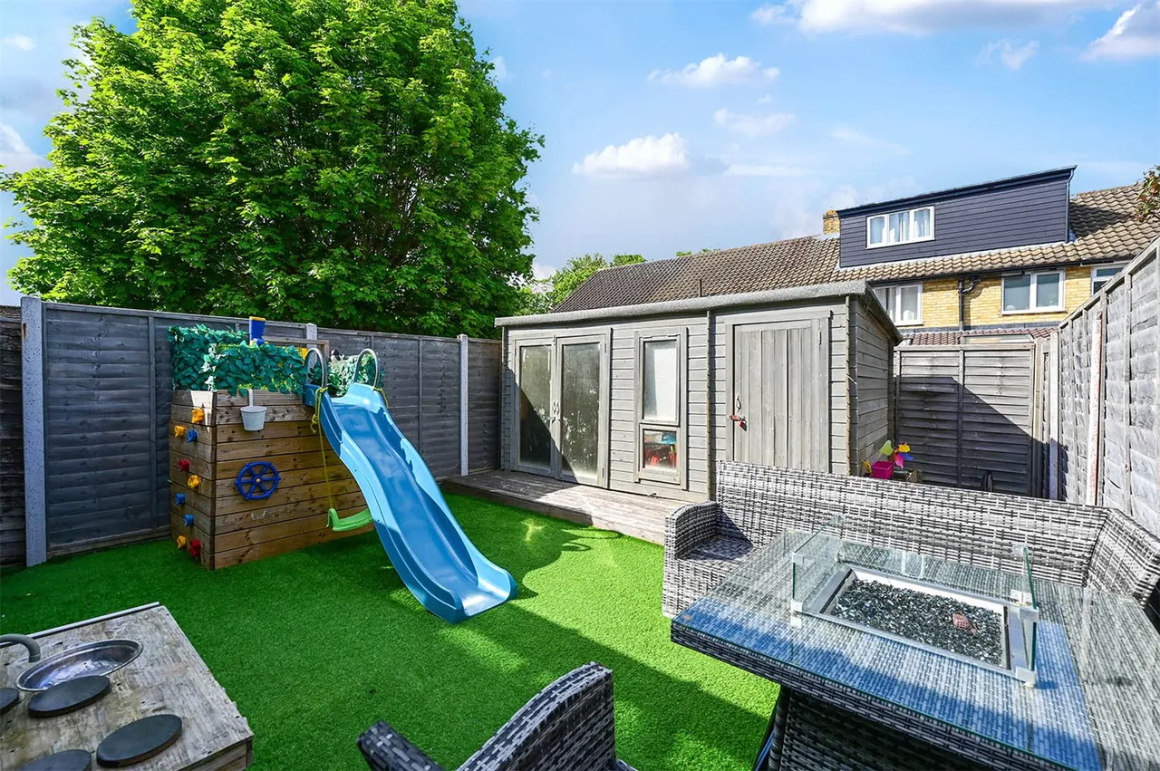 Henley Gardens, Yateley, Hampshire, GU46 6LG, photo 5