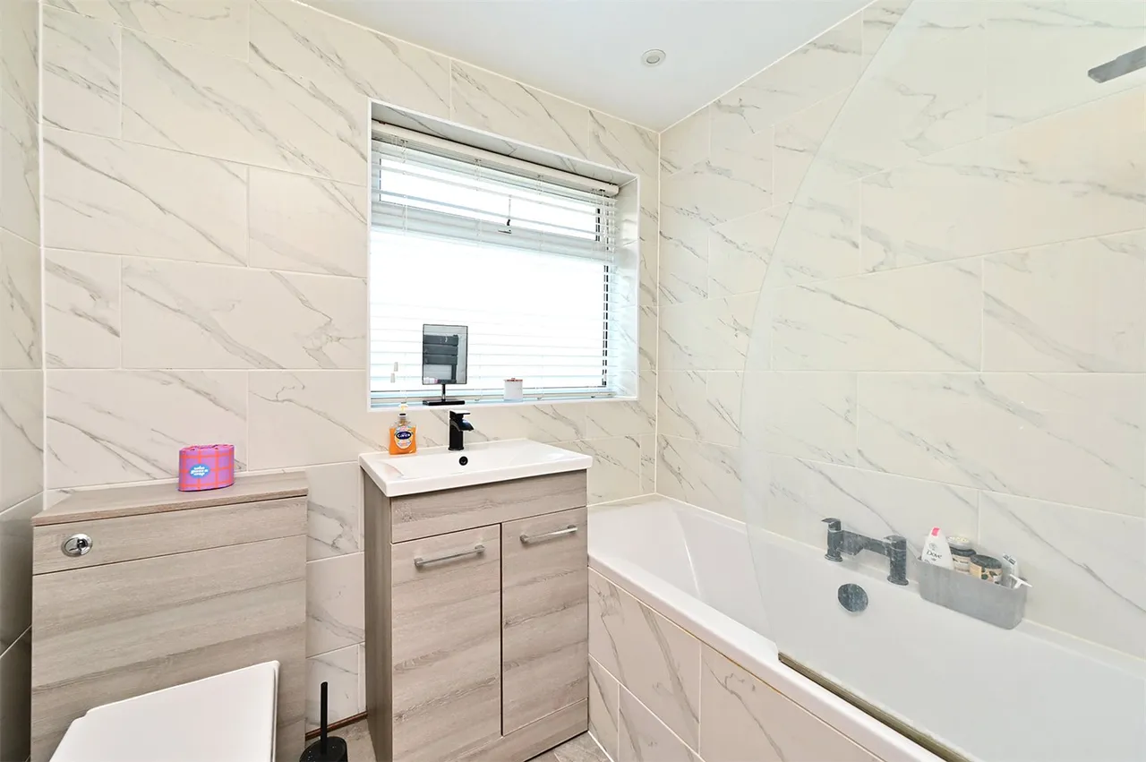 Henley Gardens, Yateley, Hampshire, GU46 6LG, photo 4