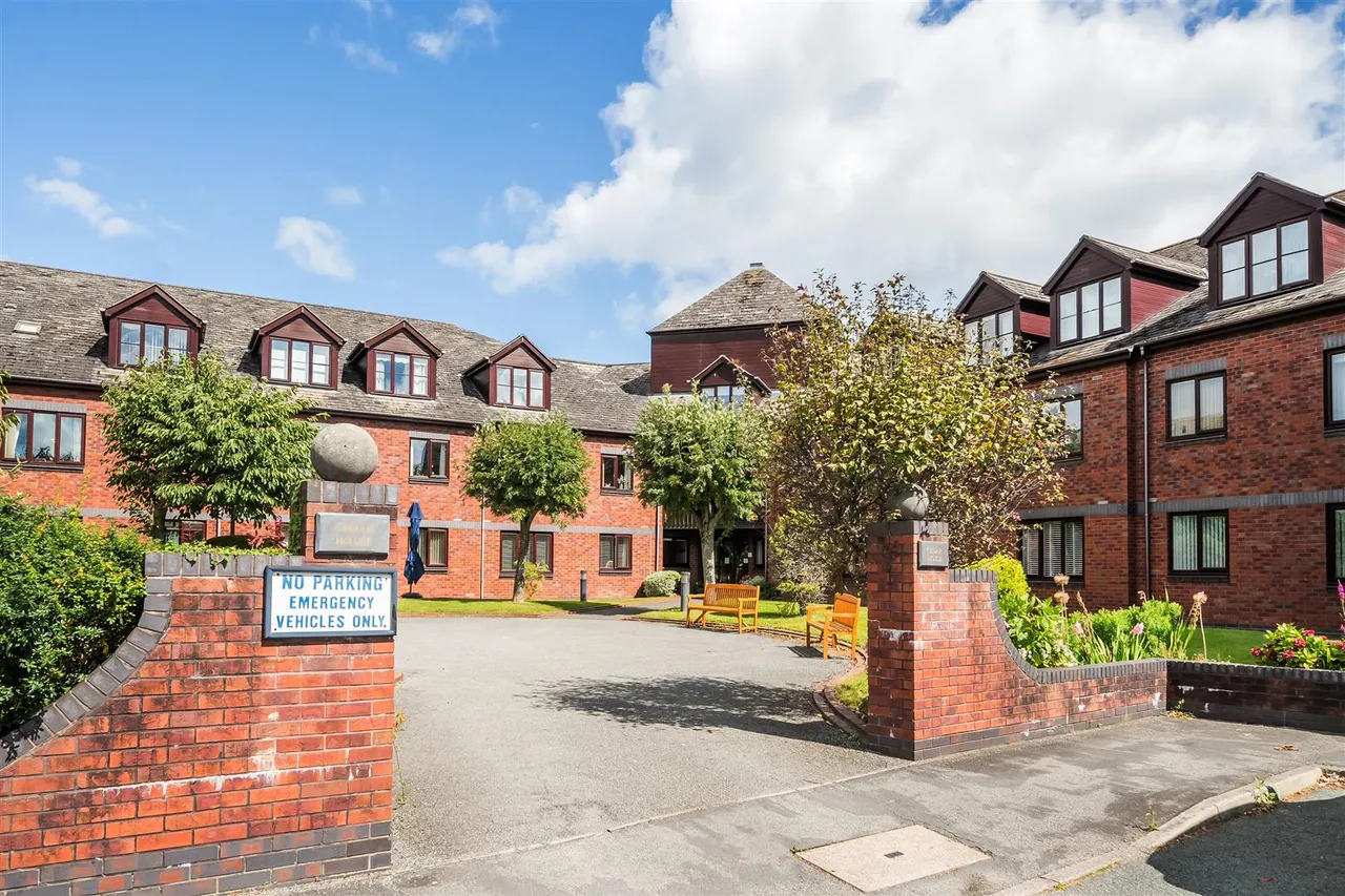 Round Hill Meadow, Great Boughton, CH3, photo 14