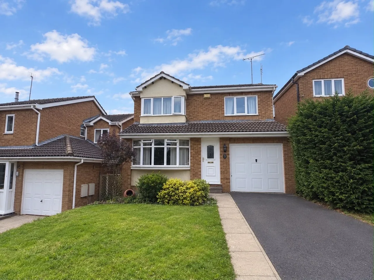 4 bed house to rent — Stoneacre Avenue, Hackenthorpe, Sheffield, S12