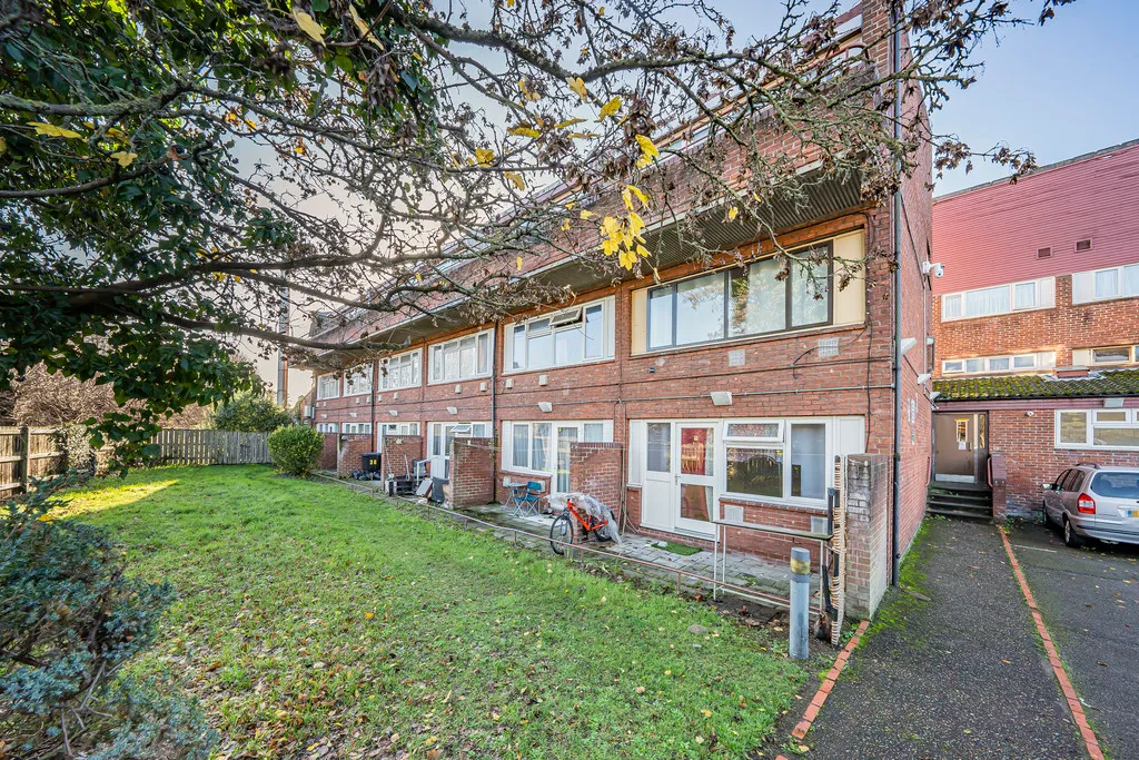 Apartment for sale in Whitehall Road, Uxbridge, UB8, photo 5