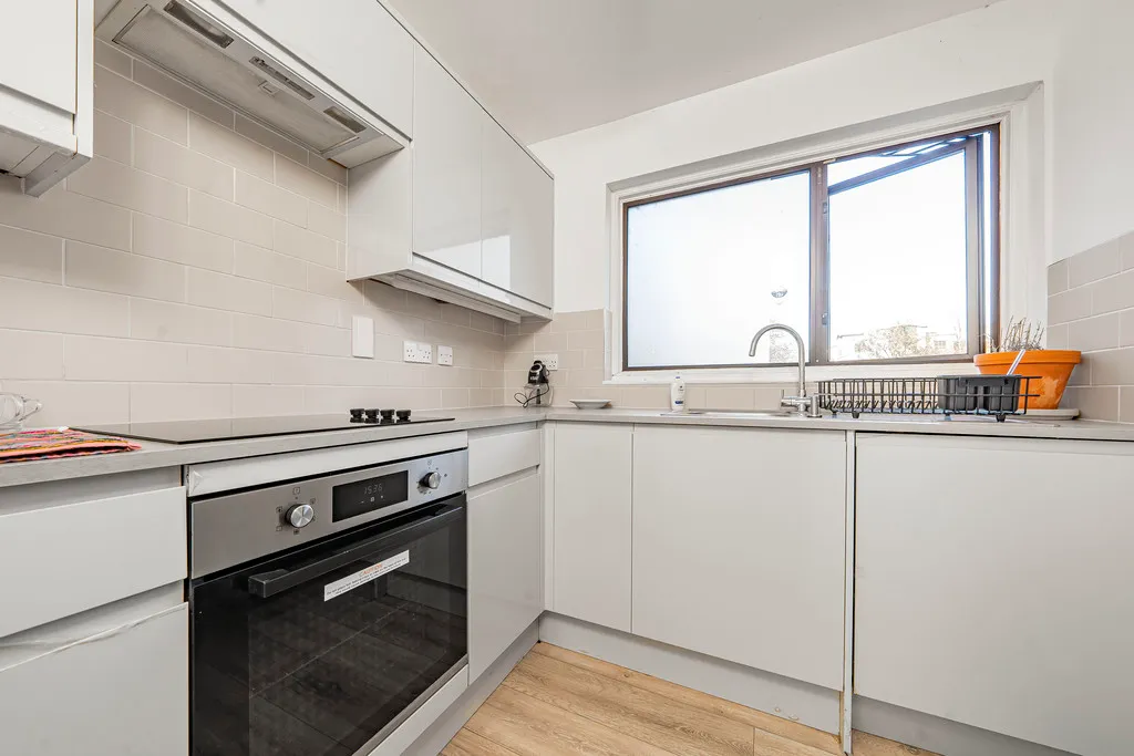 Apartment for sale in Whitehall Road, Uxbridge, UB8, photo 6