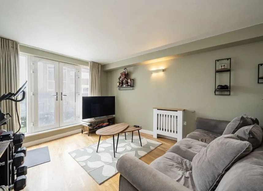 London Road, Brentford, TW8, photo 2