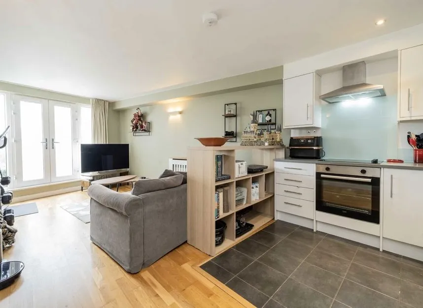 London Road, Brentford, TW8, photo 3