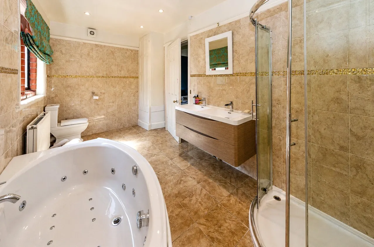Queens Drive, Colwyn Bay, LL29, photo 23