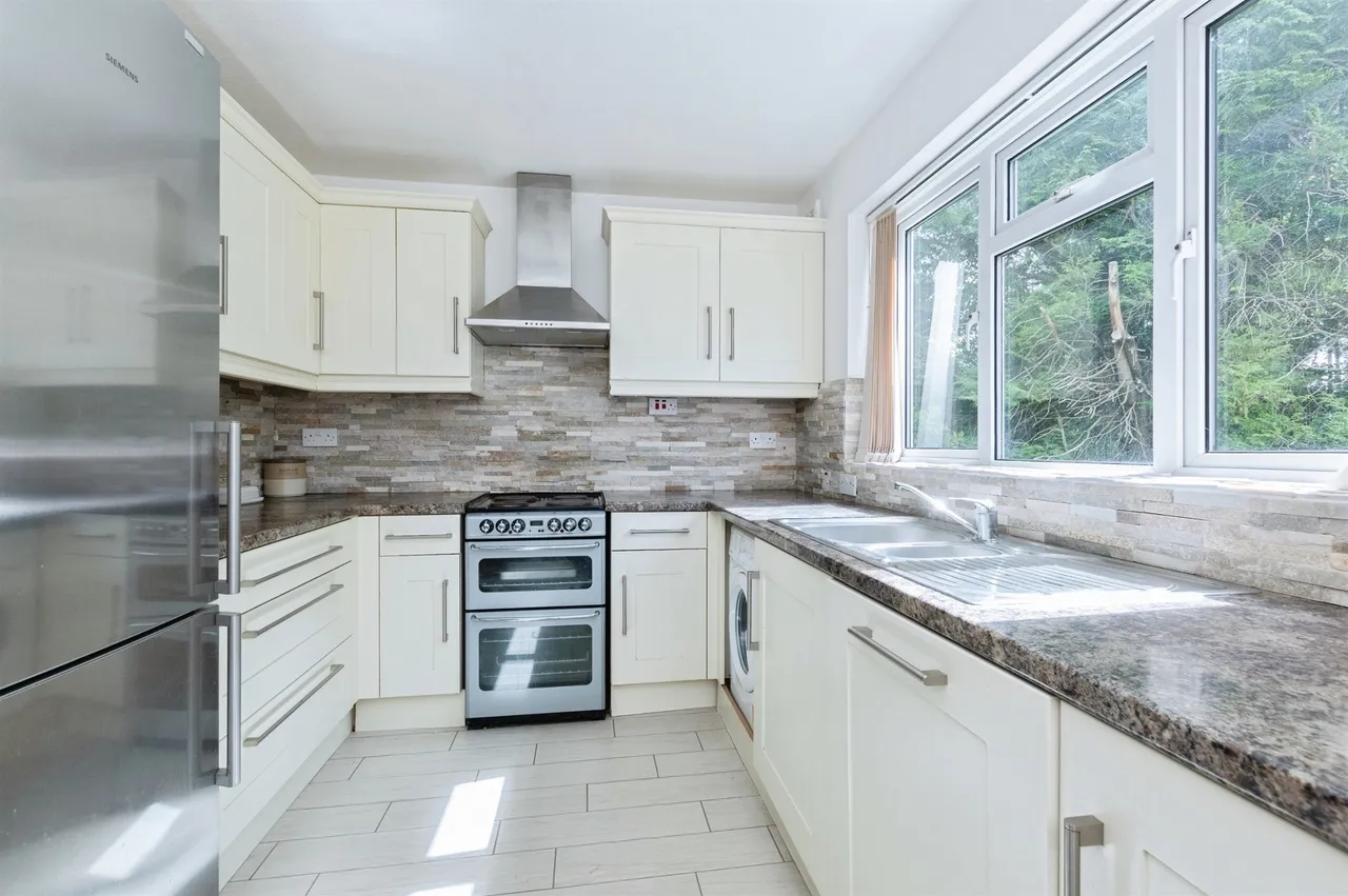 Aldridge Road, Ferndown, photo 4