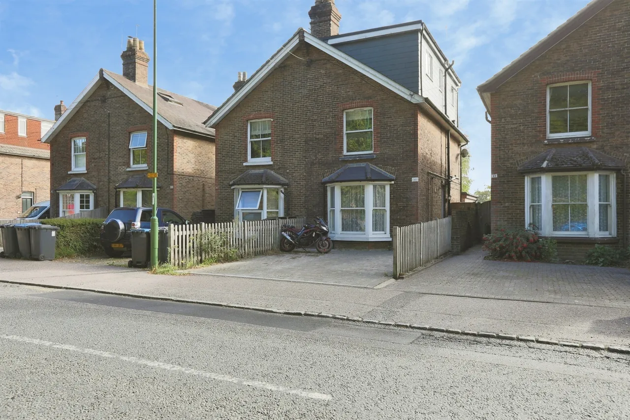 2 bed flat for sale, Mill Green Road, Haywards Heath, RH16
