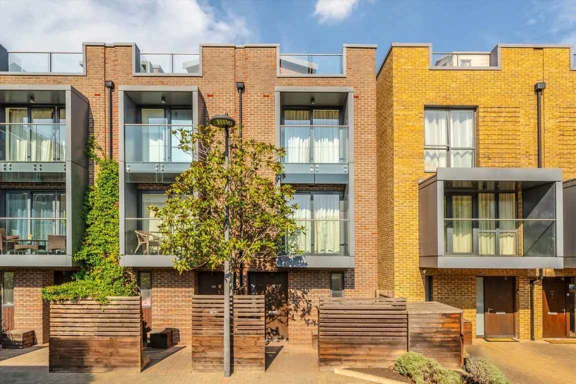 4 bed property for sale, Bromyard Avenue, W3