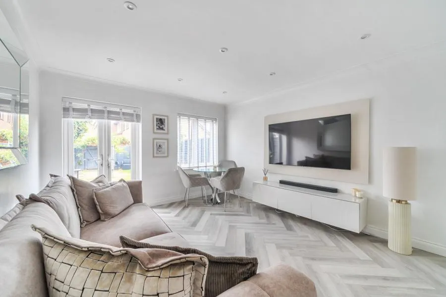 Bryony Way, Sunbury-on-Thames, TW16, photo 2