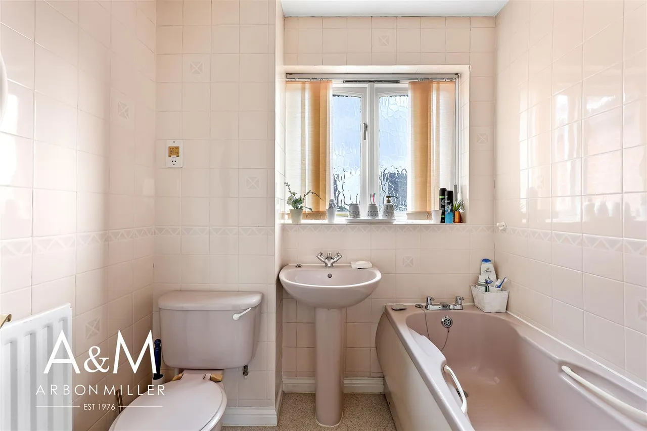 Cumberland Close, Barkingside, IG6, photo 16