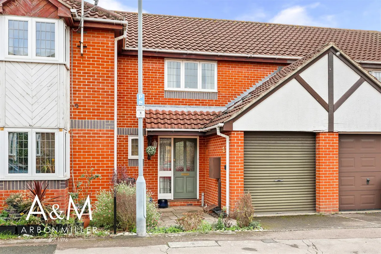 2 bed property for sale, Cumberland Close, Barkingside, IG6
