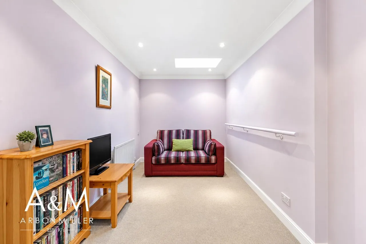 Cumberland Close, Barkingside, IG6, photo 4
