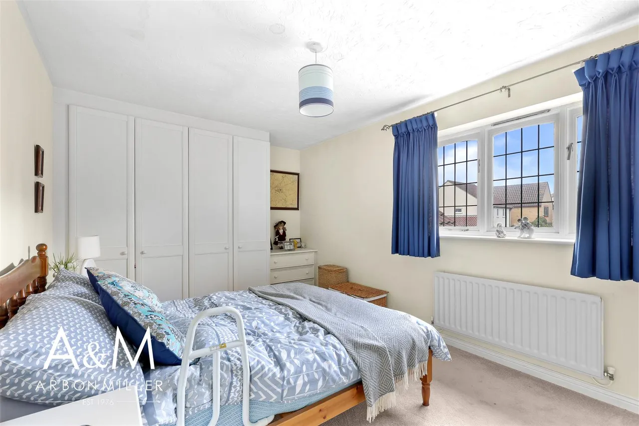 Cumberland Close, Barkingside, IG6, photo 5