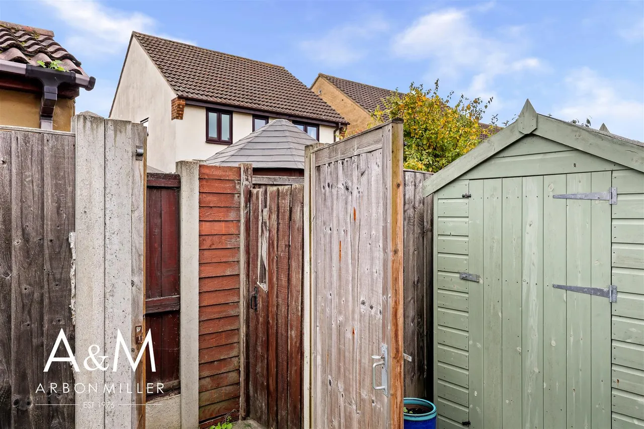 Cumberland Close, Barkingside, IG6, photo 18