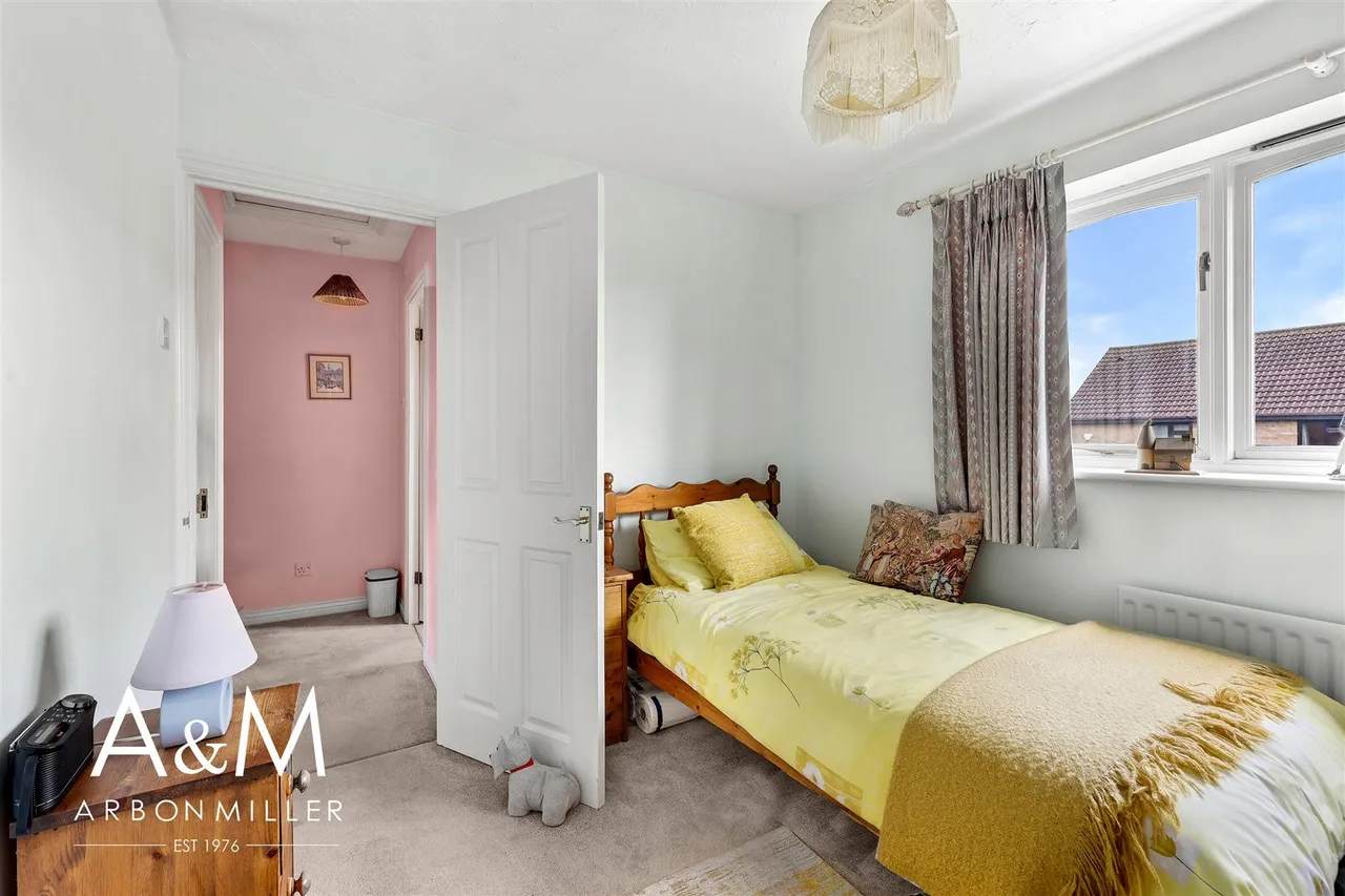 Cumberland Close, Barkingside, IG6, photo 14