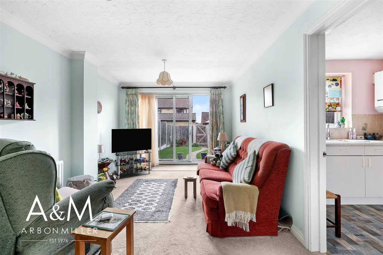 Cumberland Close, Barkingside, IG6, photo 2