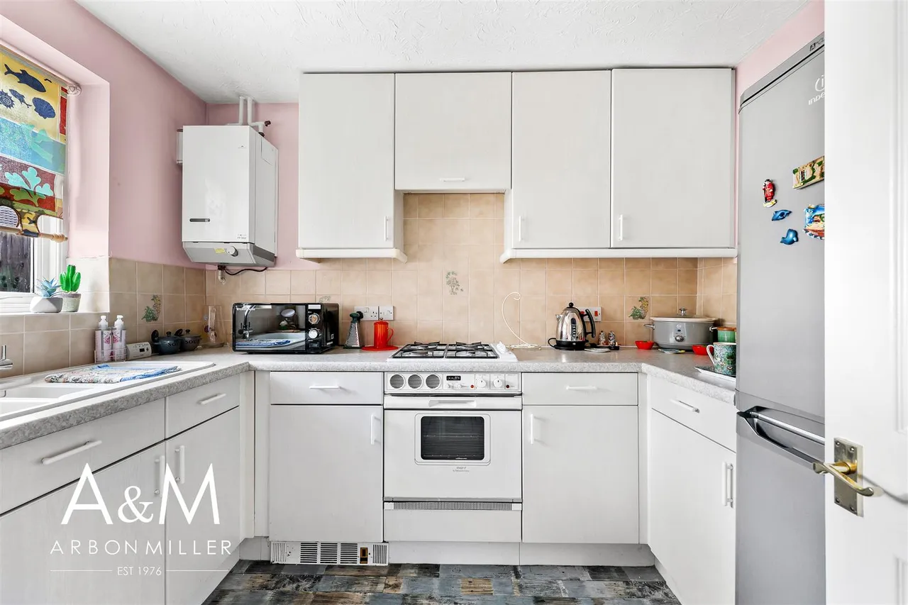 Cumberland Close, Barkingside, IG6, photo 3