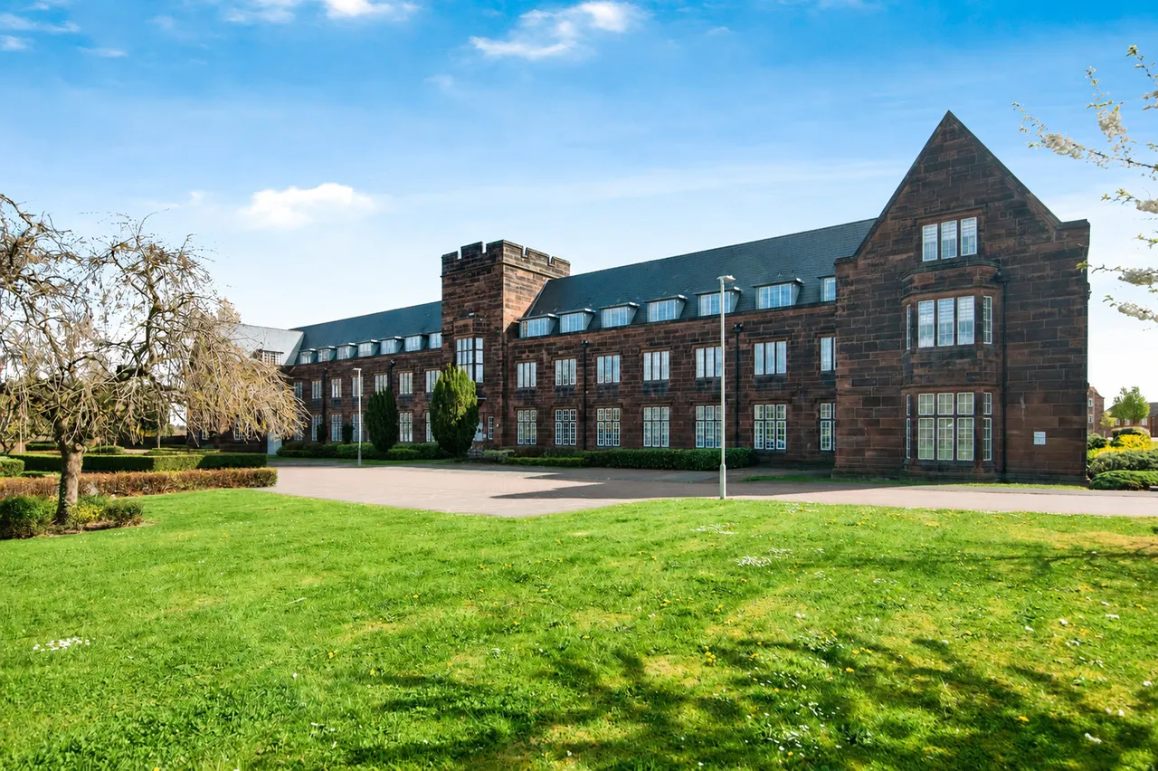 2 bed flat for sale — Mallows Grove, DUDLEY