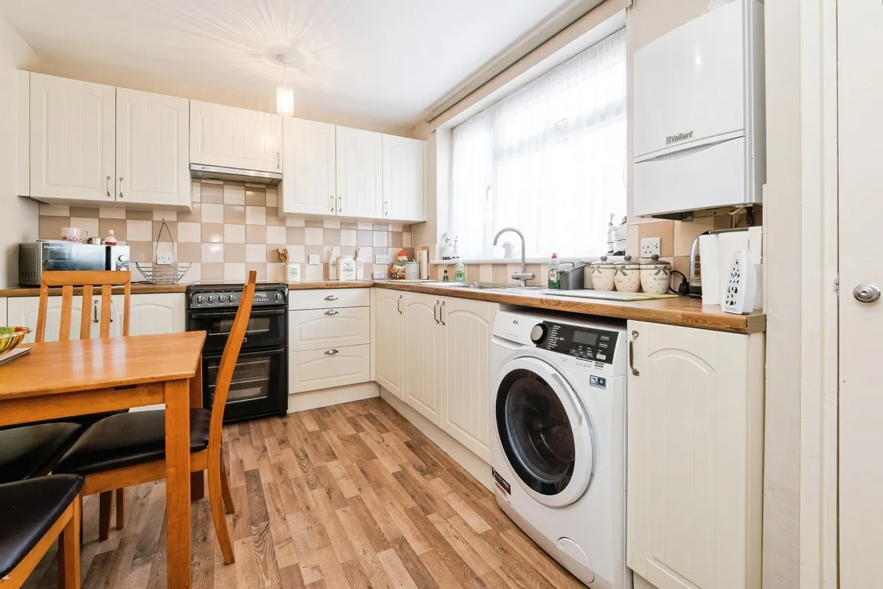 Theydon Gardens, Rainham, RM13, photo 2