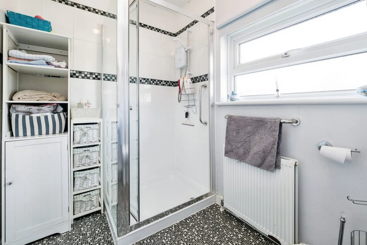 Theydon Gardens, Rainham, RM13, photo 14