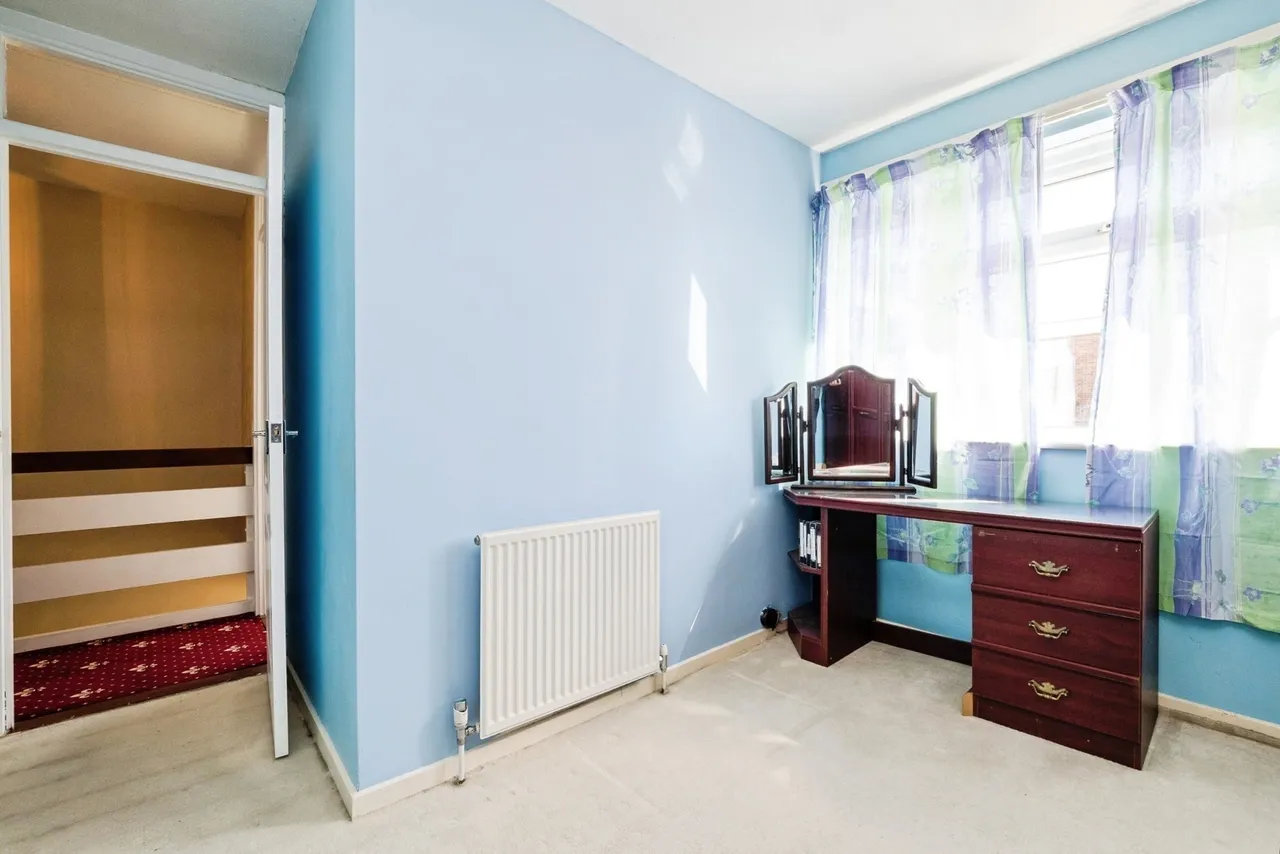 Theydon Gardens, Rainham, RM13, photo 13