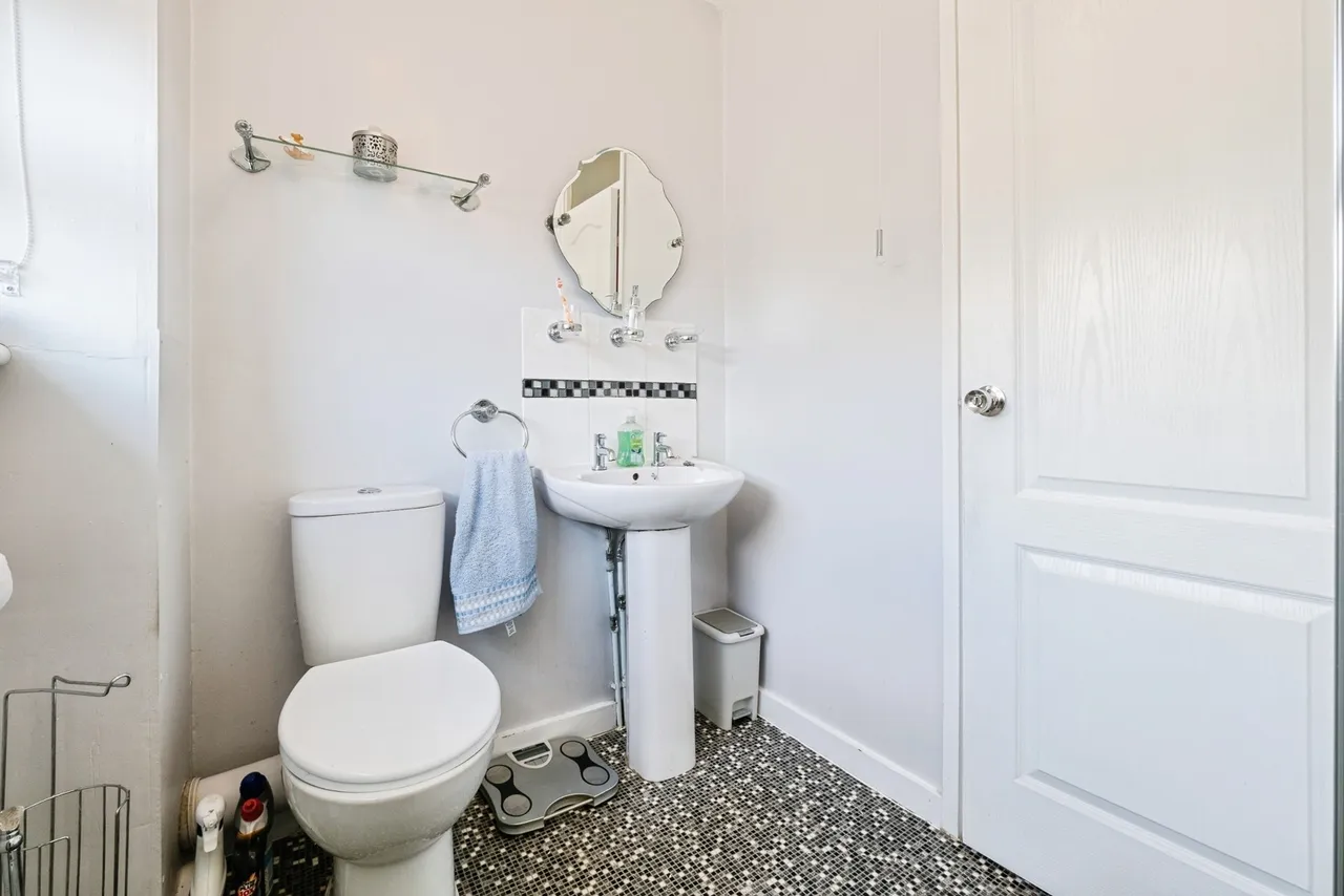 Theydon Gardens, Rainham, RM13, photo 15