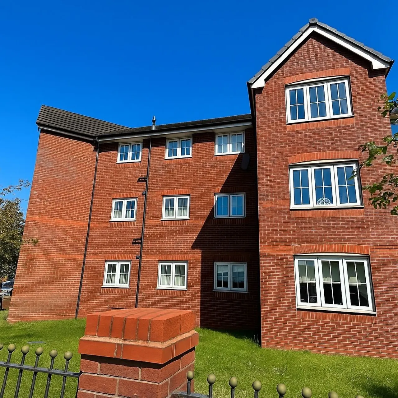 2 bed flat for sale — Brentwood Grove, Leigh