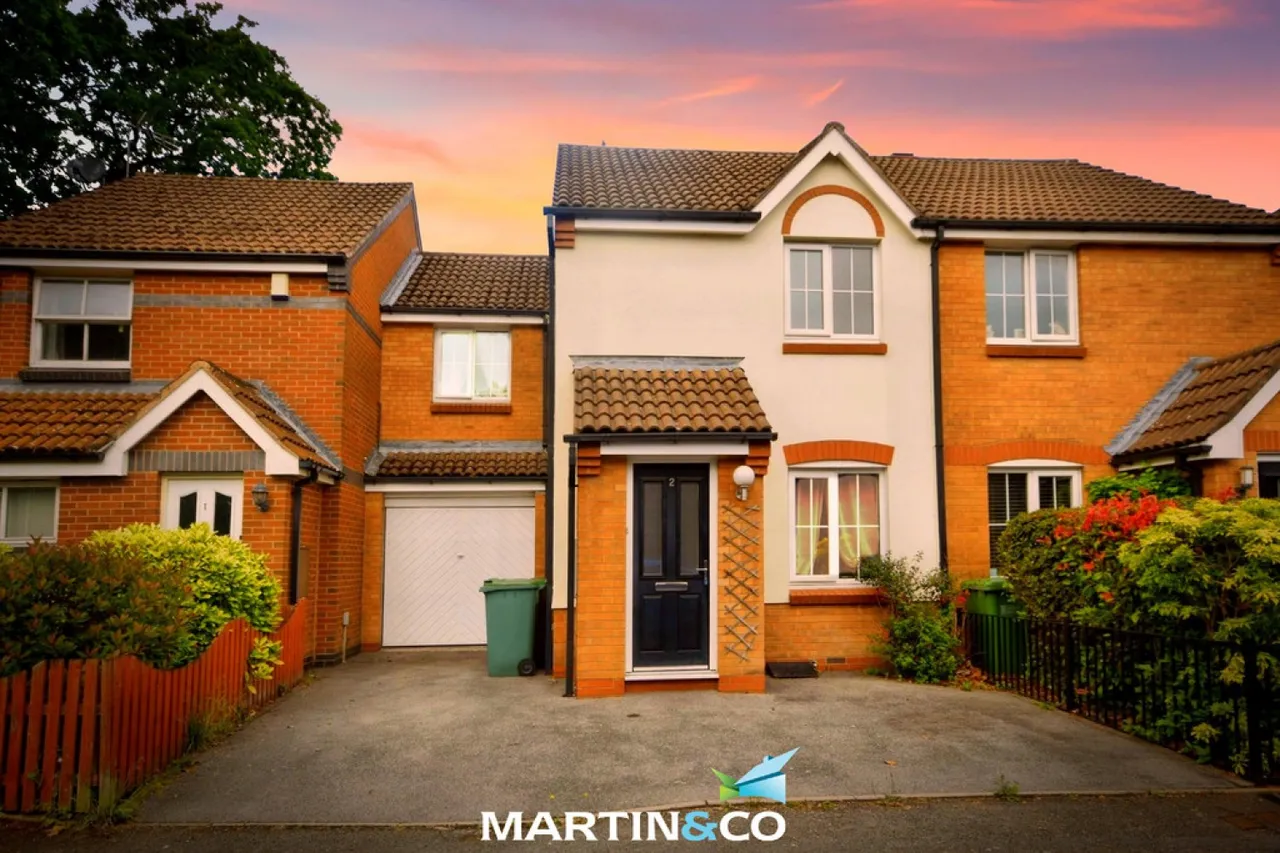 3 bed house for sale — Swinbrook Way, Solihull