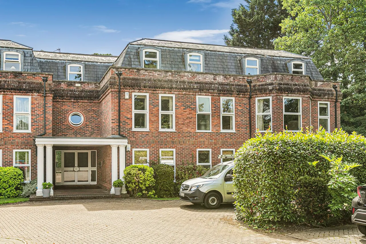 2 bed flat for sale, Burfield Road, Old Windsor, SL4