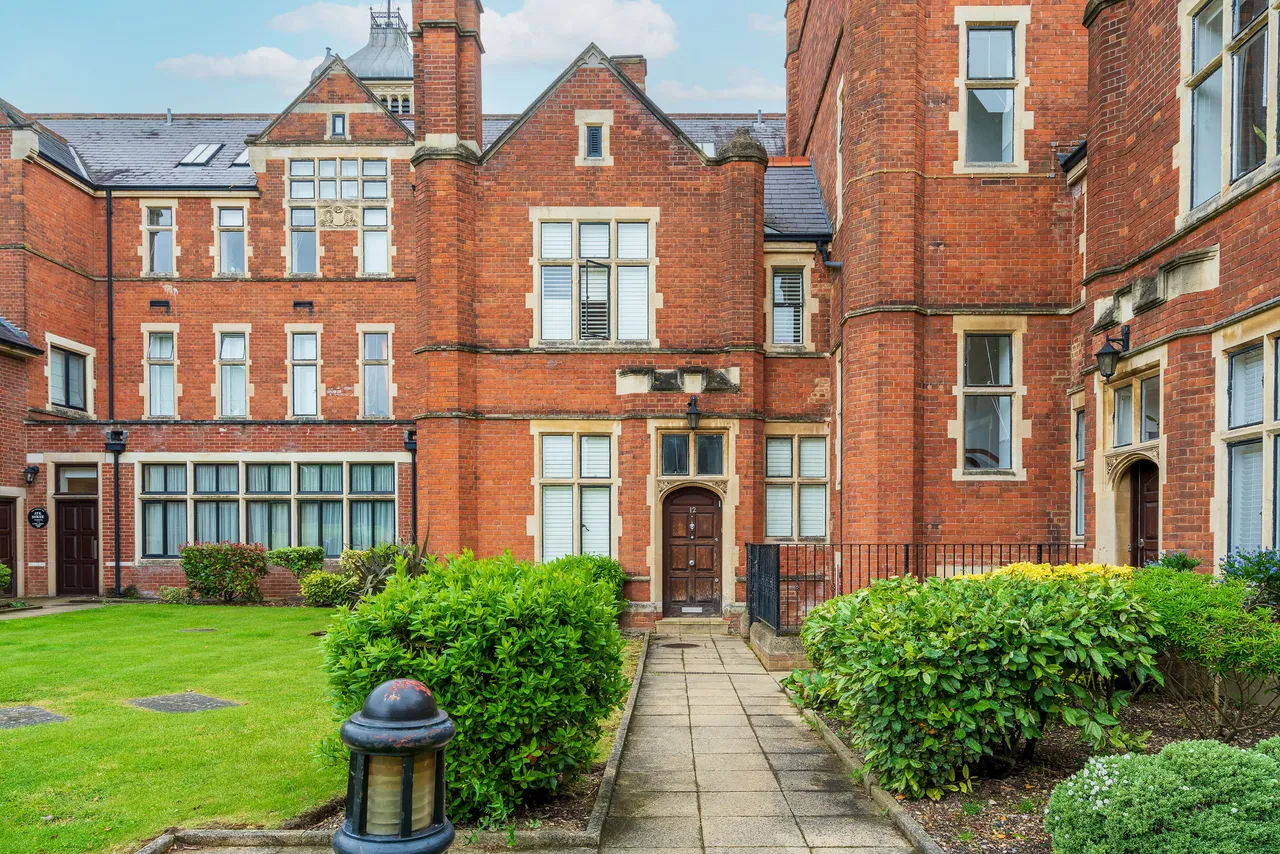 2 bed flat to rent — Flat 12, Jfk House, Bushey