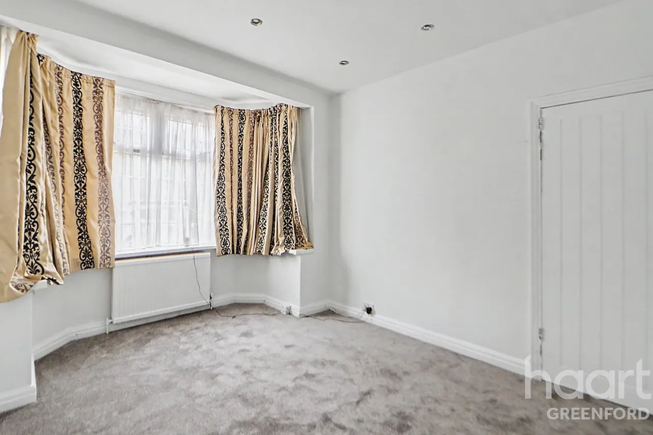 Westbury Avenue, Southall, UB1, photo 2