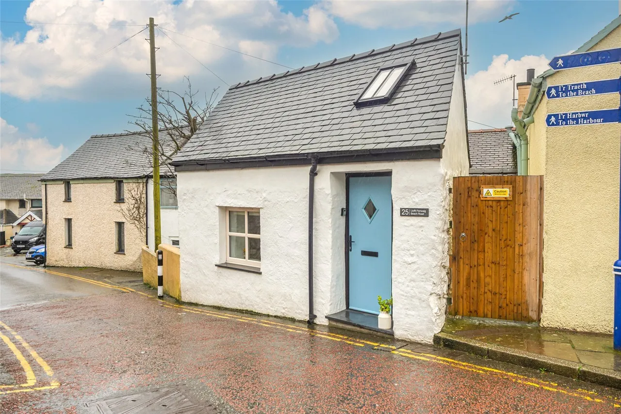 1 bed house for sale, Beach Road, Cemaes Bay