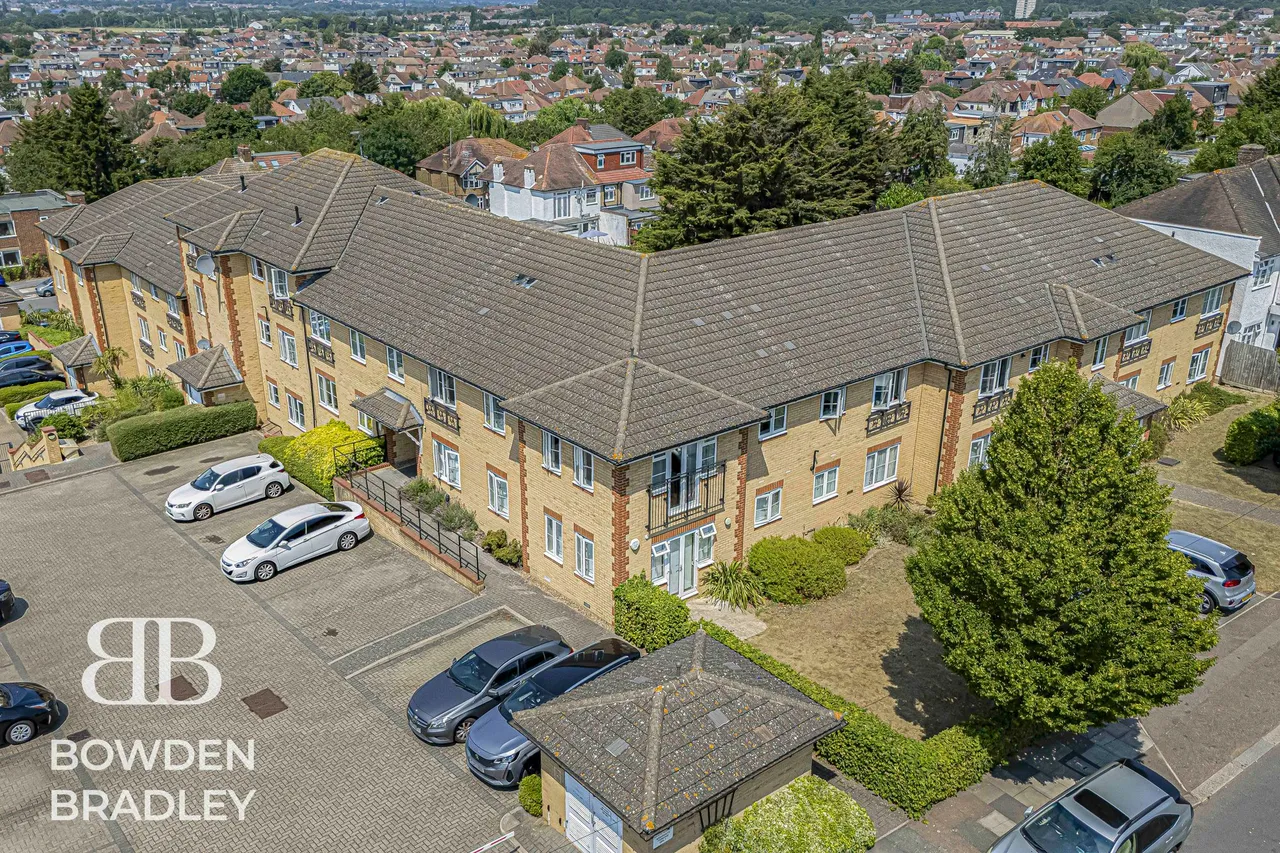 2 bed flat for sale — Herent Drive, Clayhall, IG5