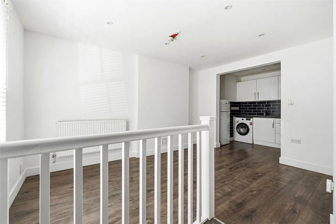 2 bed flat to rent — Wick Road, Teddington, TW11 9DW