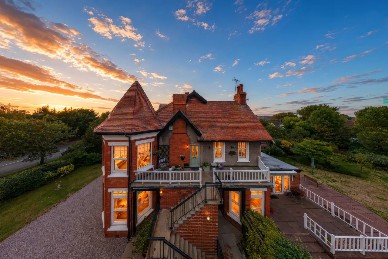 3 bed flat for sale — Clevelands, Meols Drive, West Kirby