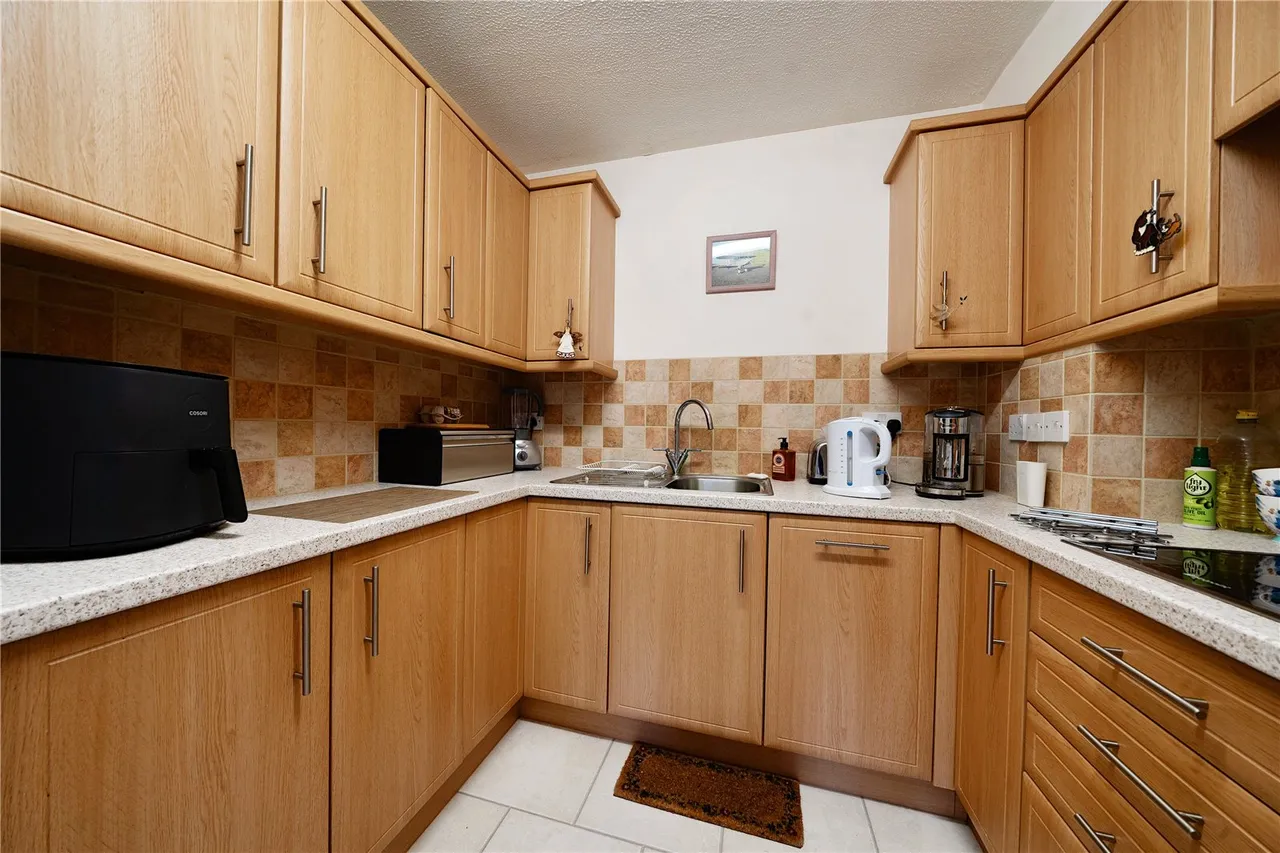 Hartford Court, Hartley Wintney, Hampshire, RG27 8PQ, photo 4