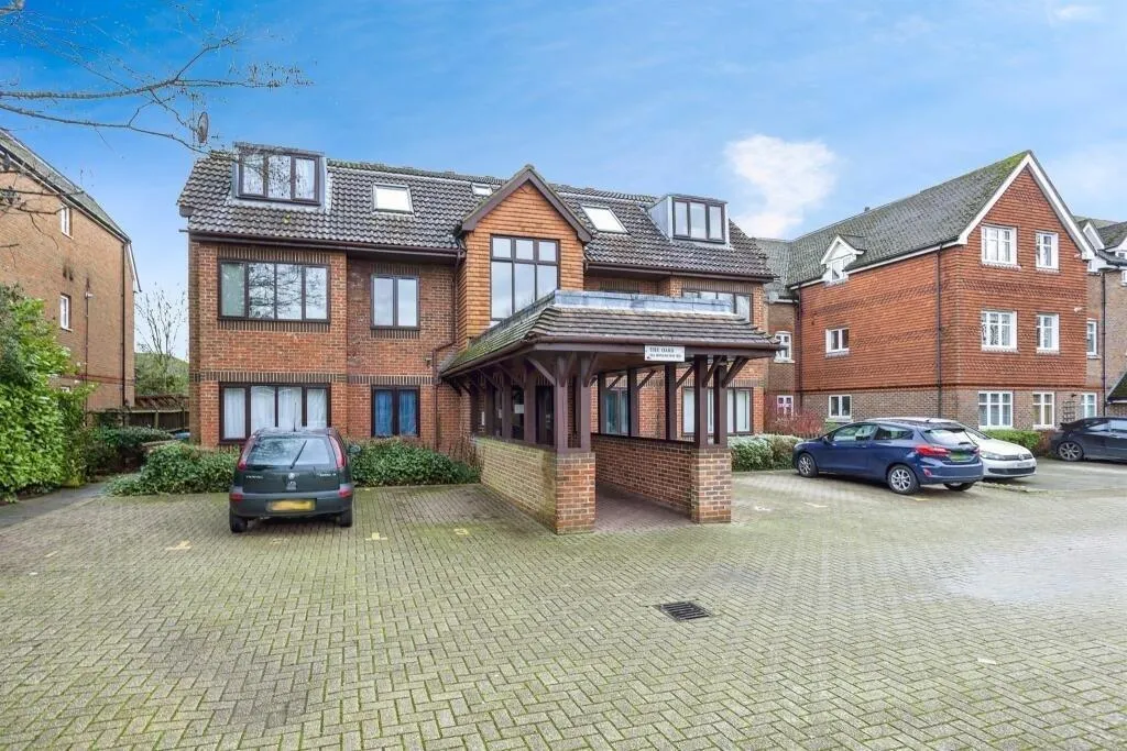 1 bed flat for sale — Bonehurst Road, Horley