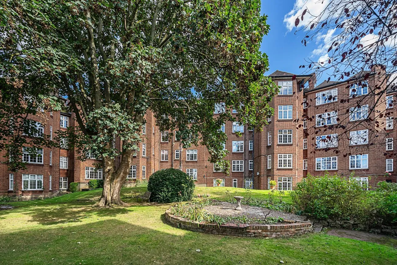Finchley Road, London, NW2, photo 8