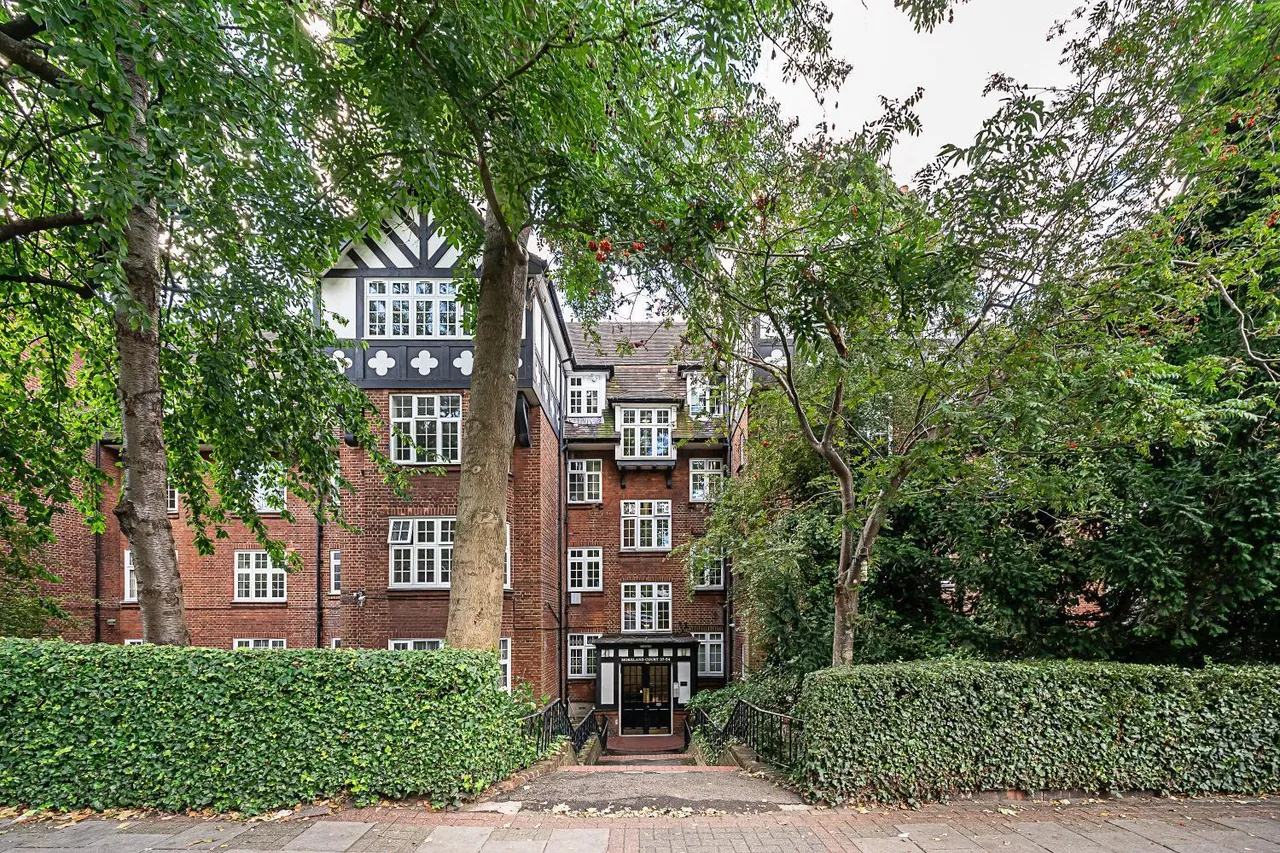 Finchley Road, London, NW2, photo 9