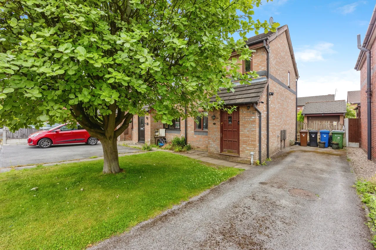2 bed house for sale — College Close, Stockport