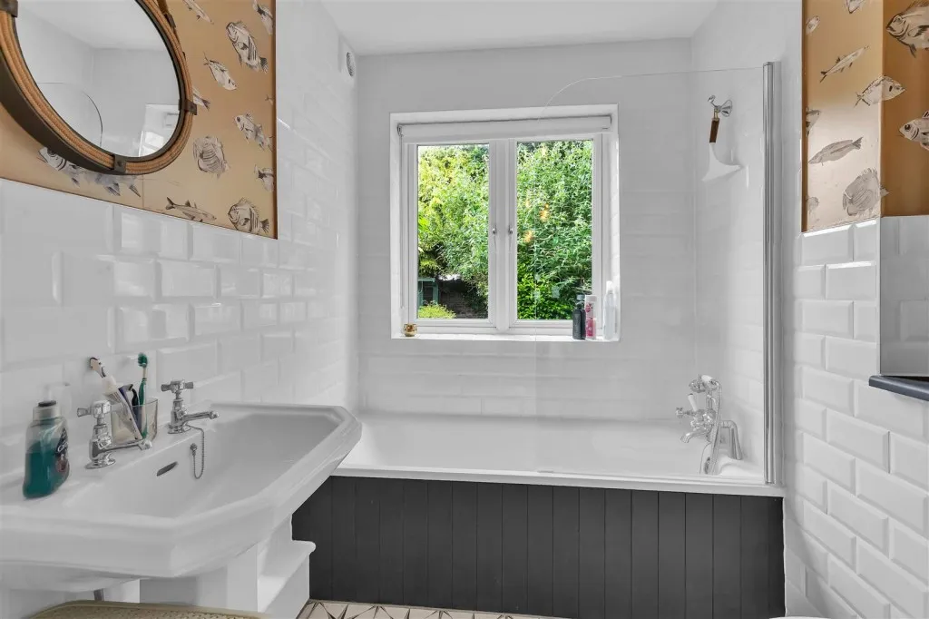 Barrington Road, Horsham, RH13, photo 9